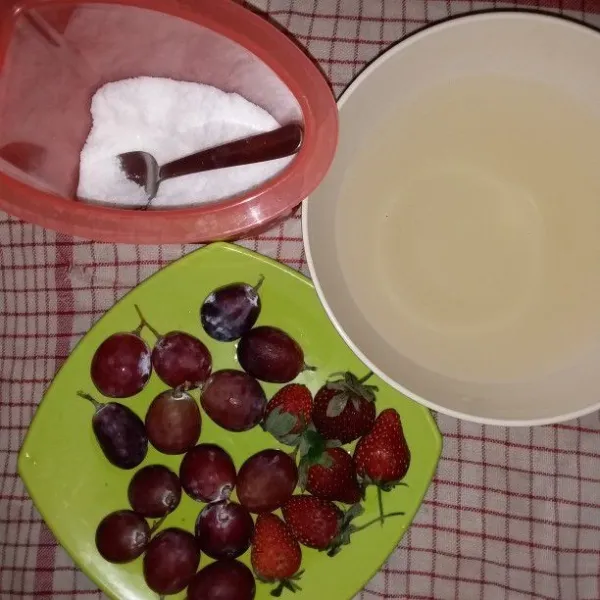 Siapkan bahan - bahan untuk membuat manisan buah anggur dan strawberry.