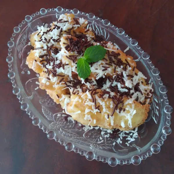 Tata dalam piring, beri susu kental manis hingga rata, taburkan keju, kemudian taburi coklat meses. Nikmati selagi hangat.