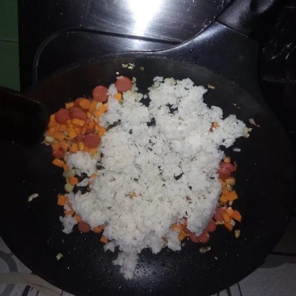 Masukan nasi putih aduk kembali sampai tercampur rata.