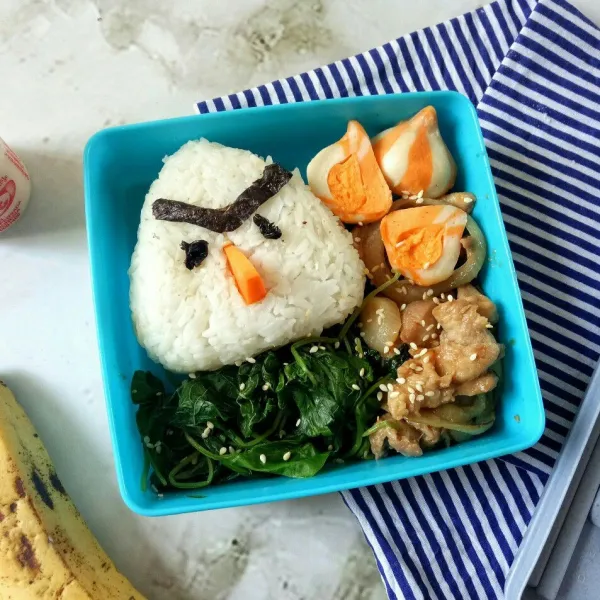 Tata bayam, ayam bbq dan baso ikan lalu hias nasi dengan nori.