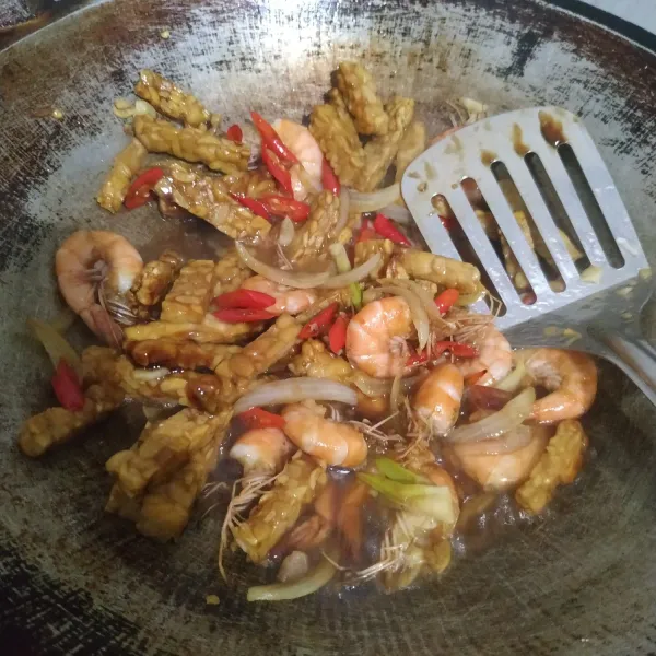 Beri air, garam, kaldu bubuk, saos tiram dan kecap manis. Koreksi rasa. Masak sampai kuah mengental.