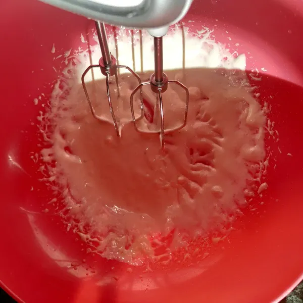 Buat whipped cream dengan air es, mixer sampai mengental dan menggembang