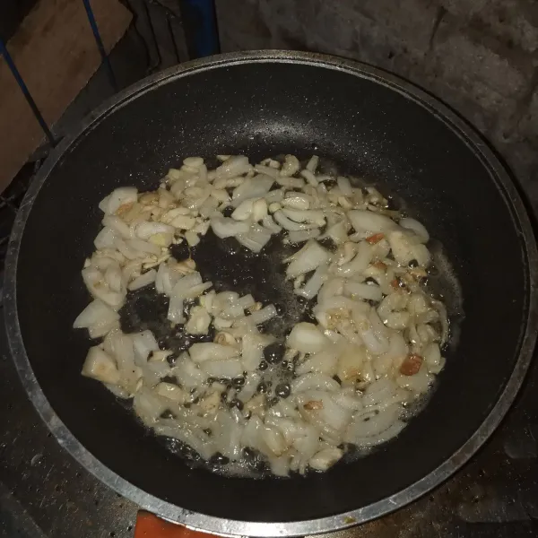 Panaskan panaskan lalu tumis bawang putih dan bawang bombay sampai harum.