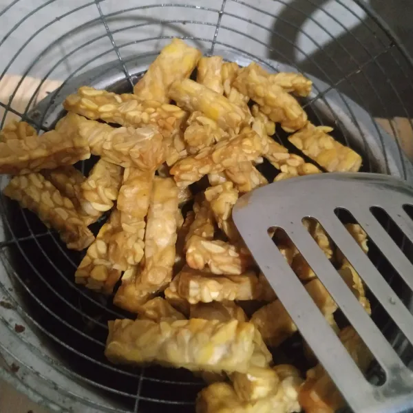 Goreng tempe setengah matang, sisihkan.