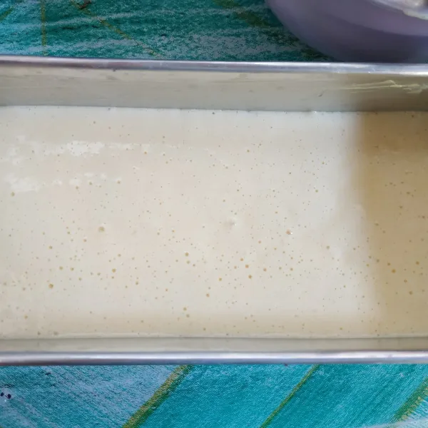 Siapakan loyang, olesi dengan margarin dan alasi bagian dasar loyang dengan baking paper. Tuang adonan putih ke dalam loyang dan kukus selama 10-15 menit.