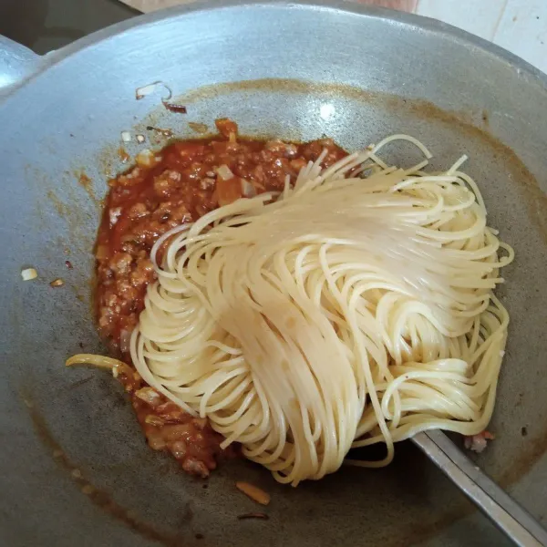 masukkan spagheti ratakan dengan saus.