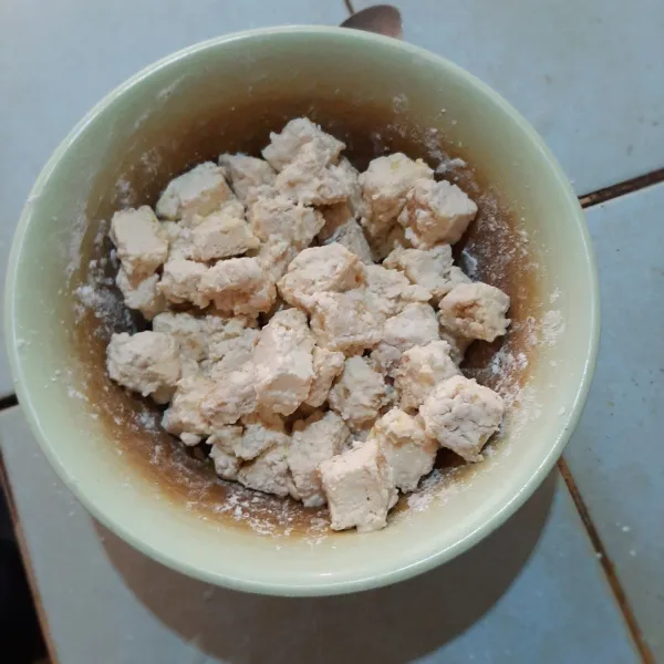 Balurkan potongan tahu kedalam campuran tepung terigu, tepung beras dan tapioka.