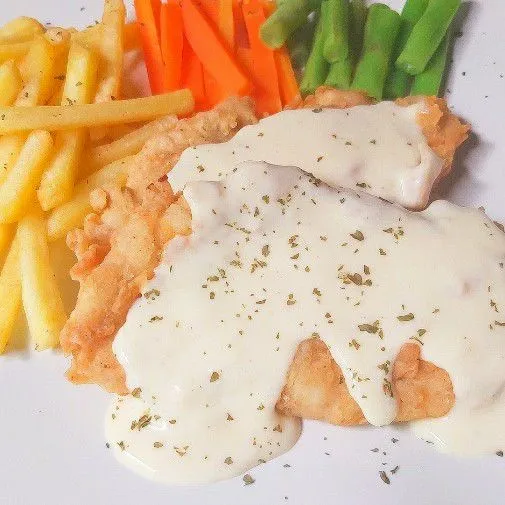 Siap disajikan bersama kentang goreng, wortel, buncis dengan siraman saus kejunya. Yummy!