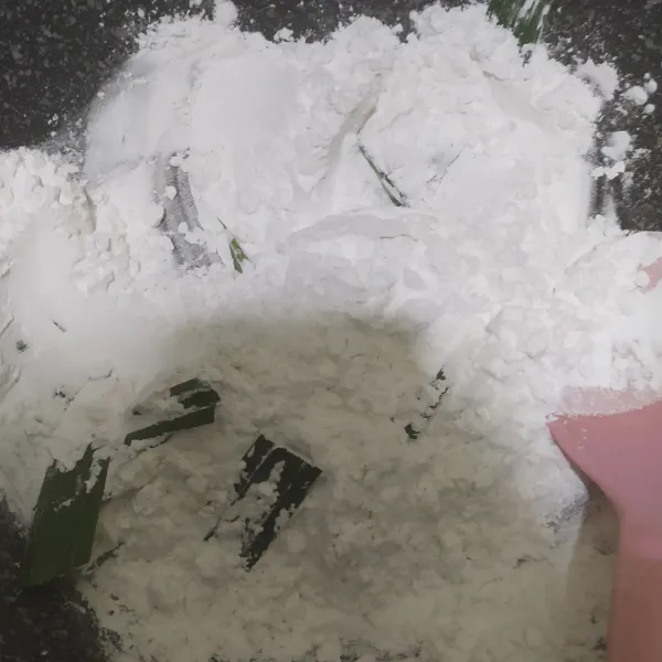 sangrai tepung sagu dengan daun pandan hingga daun pandan mengering tanda sudah matang.