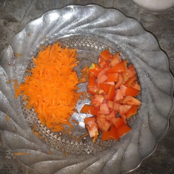 Parut wortel dengan parutan keju & potong-potong tomat. Sisihkan.