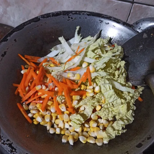 Masukkan semua sayuran dan tumis hingga layu.