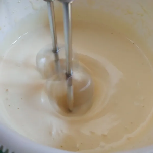 Mixer dengan kecepatan tinggi telur, SP dan gula pasir sampai putih pucat dan mengembangkan.