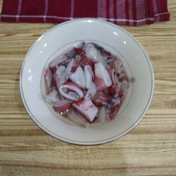 Potong-potong cumi-cumi terlebih dahulu.