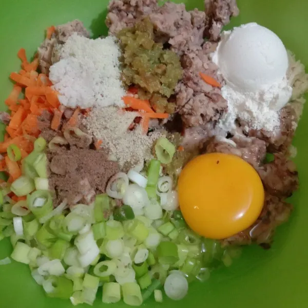 Dalam wadah masukkan kacang merah halus, terigu, telur, wortel, bumbu halus yang sudah ditumis, bawang daun, garam, kaldu bubuk, pala dan merica bubuk. Lalu aduk hingga rata.