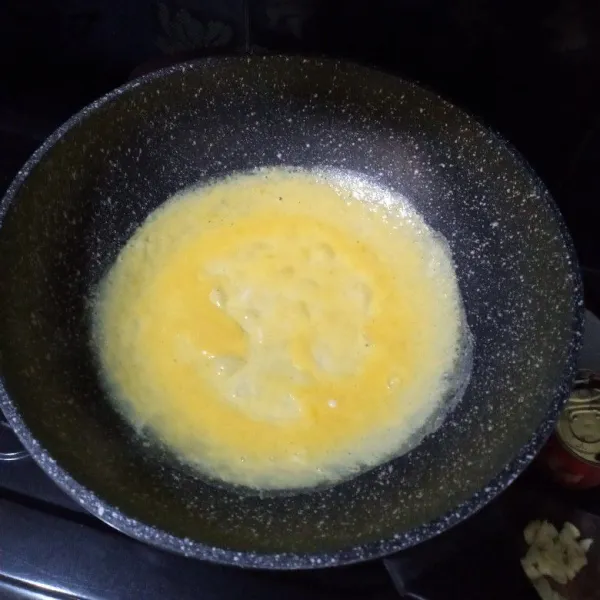 Panaskan wajan, oles minyak secukupnya, tuang telur kocok, bulatkan dan masak hingga matang, sisihkan.