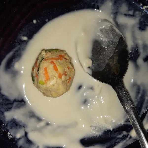 Masukkan Pom-pom Tempe ke pencelup basah.