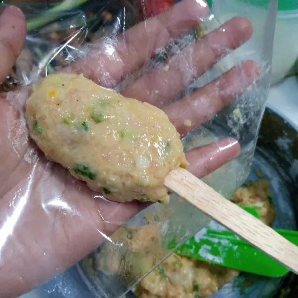 Lilitkan adonan pada stik es cream. Kemudian kepal-kepal.