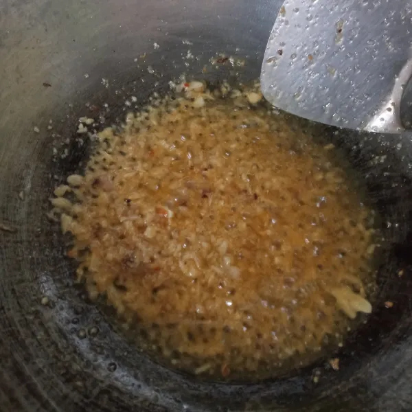 Tumis bumbu halus dengan minyak goreng hingga harum dan tidak berbau langu.