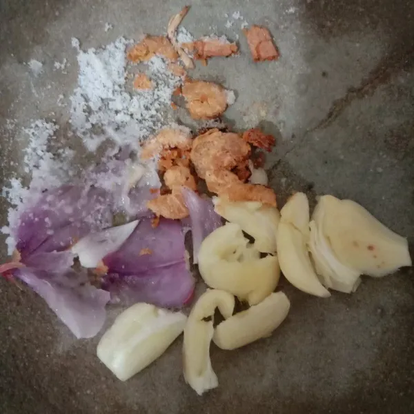 Haluskan bawang merah,bawang putih, garam dan sedikit ebi.