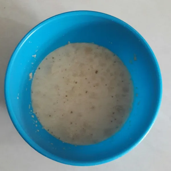 Campur semua bahan biang, aduk rata, dan diamkan kurang lebih 7 menit sampai berbusa tanda ragi aktif