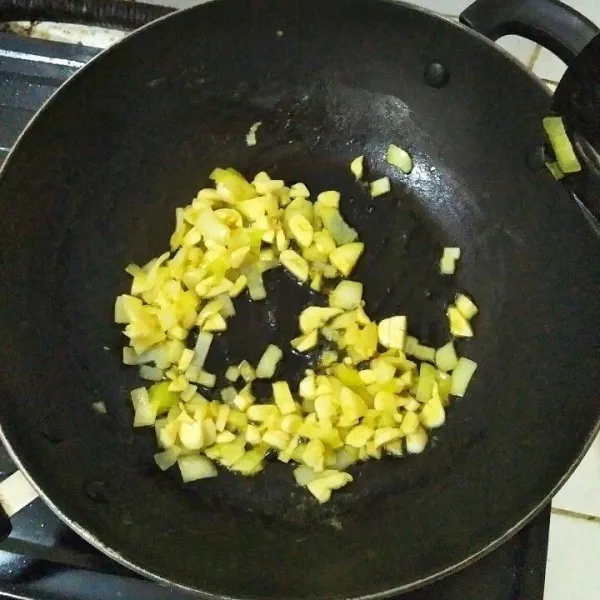 Masukan mentega dan bawang bombai. Tunggu sampai harum, masukan bawang putih