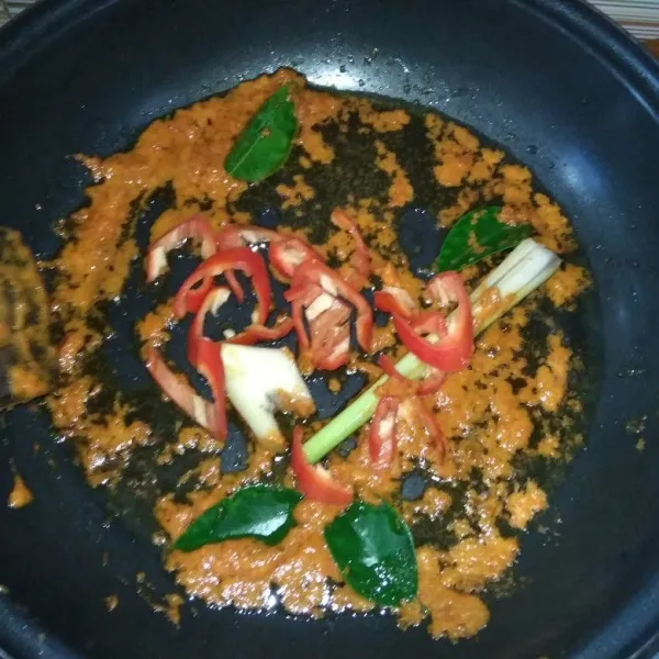 Masukkan serei, daun jeruk, lengkuas dan cabai merah, aduk hingga rata dan harum.