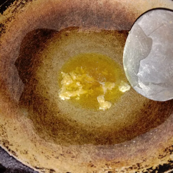 Tumis bumbu hingga harum.