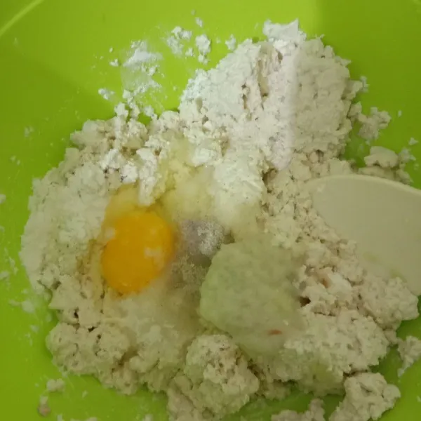 Haluskan ,bawang putih,tahu dan telur.Tambahkan 1sdm tepung terigu.aduk rata.