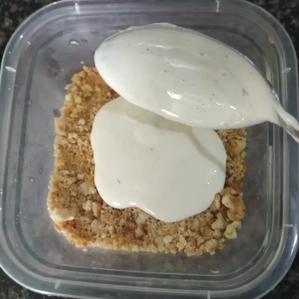 Tuang whipped cream ke dalam box