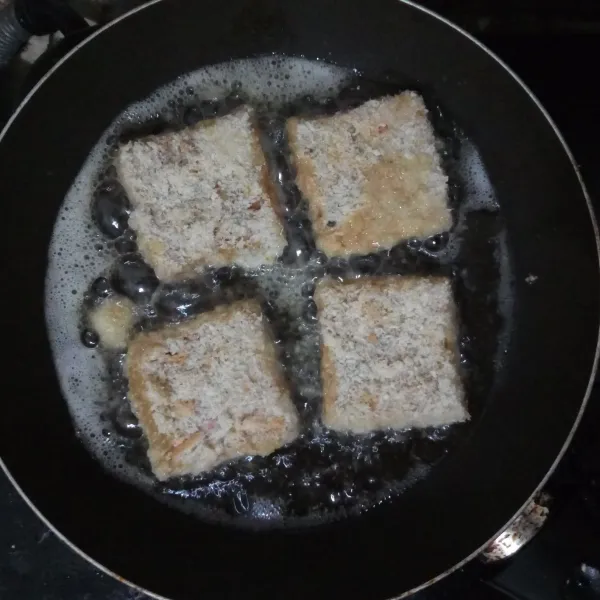 Panaskan minyak, lalu goreng nugget tempe mendol hingga kecoklatan. Sajikan.