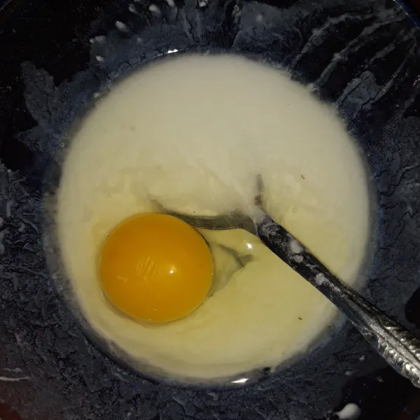 Masukkan  1 butir telur aduk sampai tercampur rata.