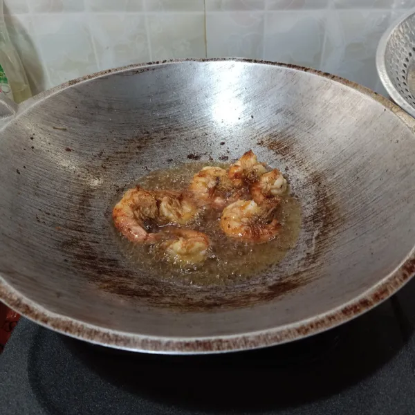 Goreng udang setengah matang, angkat dan tiriskan.