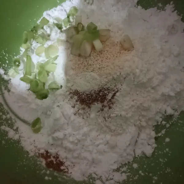 Dalam wadah masuk kan tepung tapioka, terigu, bawang putih bubuk, ketumbar bubuk, kaldu jamur, garam, dan daun bawang. Aduk rata