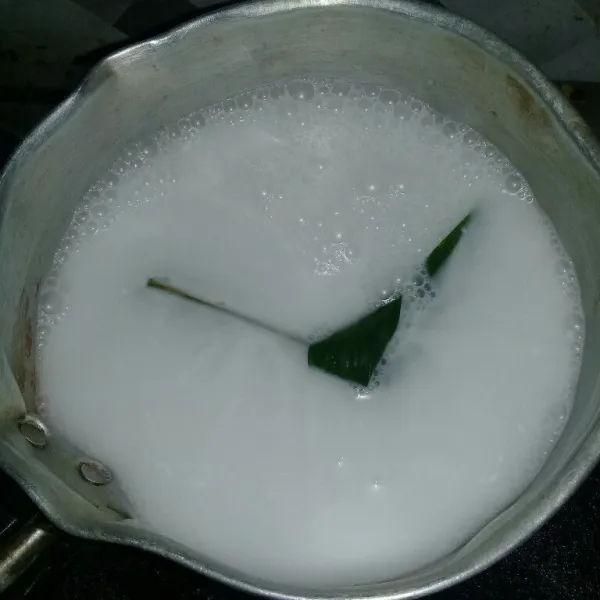 rebus santan, gula pasir, garam dan daun pandan hingga mendidih, matikan api dinginkan.