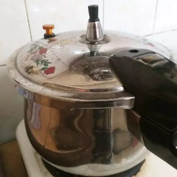 Gunakan panci presto. Masak 20 menit setelah mendesis.