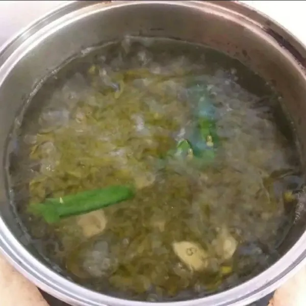 Masukkan kacang hijau yg sudah dicuci bersih dan jahe. Masak 5menit dengan api besar.