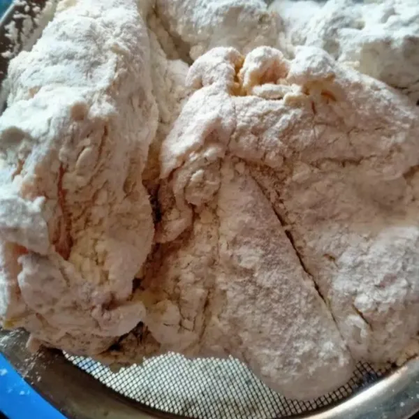 Setelah ayam sudah tercampur dengan tepung, masukkan ke wadah saringan.