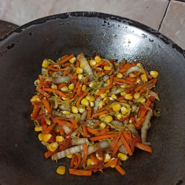 Tambahkan saus tiram dan masak hingga matang. Angkat dan sajikan.