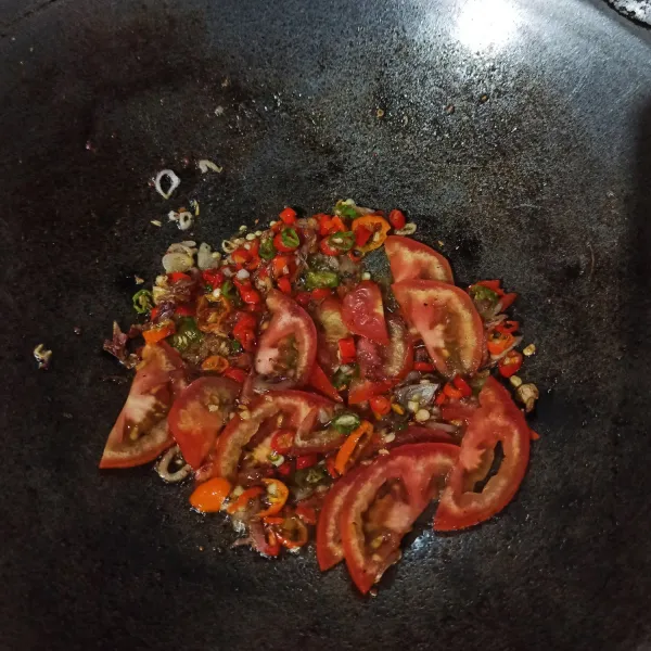 Tumis bawang, cabai, dan tomat.