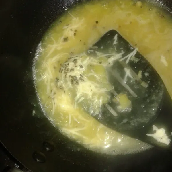 Tambahkan keju dan merica hiyam bubuk. Masak hingga mengental.