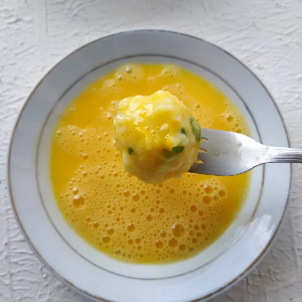 celupkan ke kocokan telur.