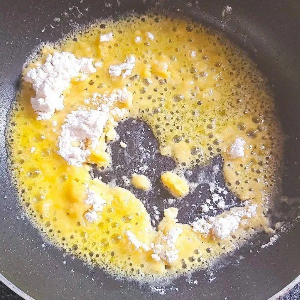 Saatnya buat saus kejunya : panaskan mentega lalu masukkan tepung terigu. Tumis sampai tepung matang.