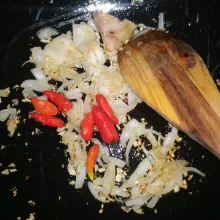 Masukan cabai rawitp, tumis hingga layu.