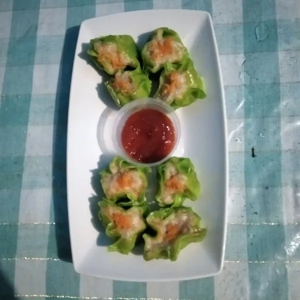 Sajikan dengan saos cabe.