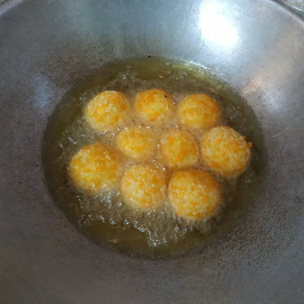 Panaskan minyak goreng secukupnya, goreng pom-pom potato hingga matang.