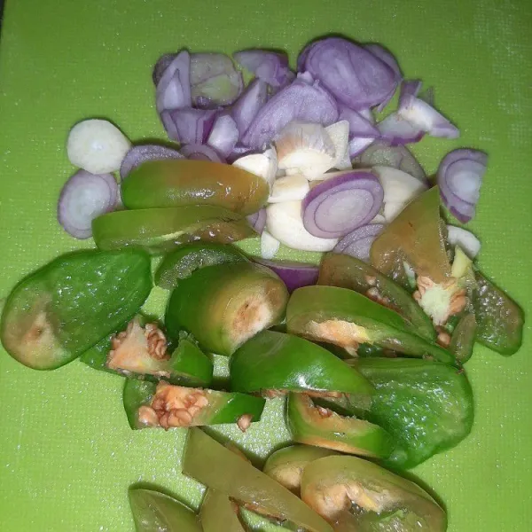 Iris bawang merah, bawang putih dan cabe gendot.