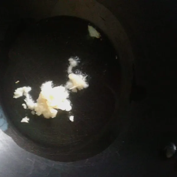 Panaskan minyak. Tumis bawang putih