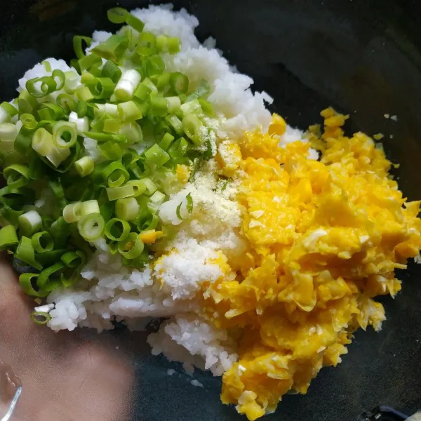 hancurkan nasi hingga lumat, tambahkan jagung,daun bawang,kaldu dan garam.