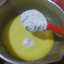 Tambahkan tepung terigu, aduk sampai rata.