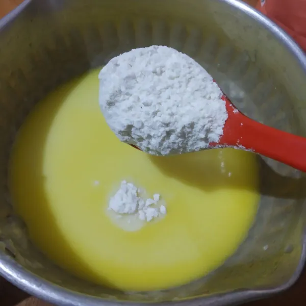 Tambahkan tepung terigu, aduk sampai rata.